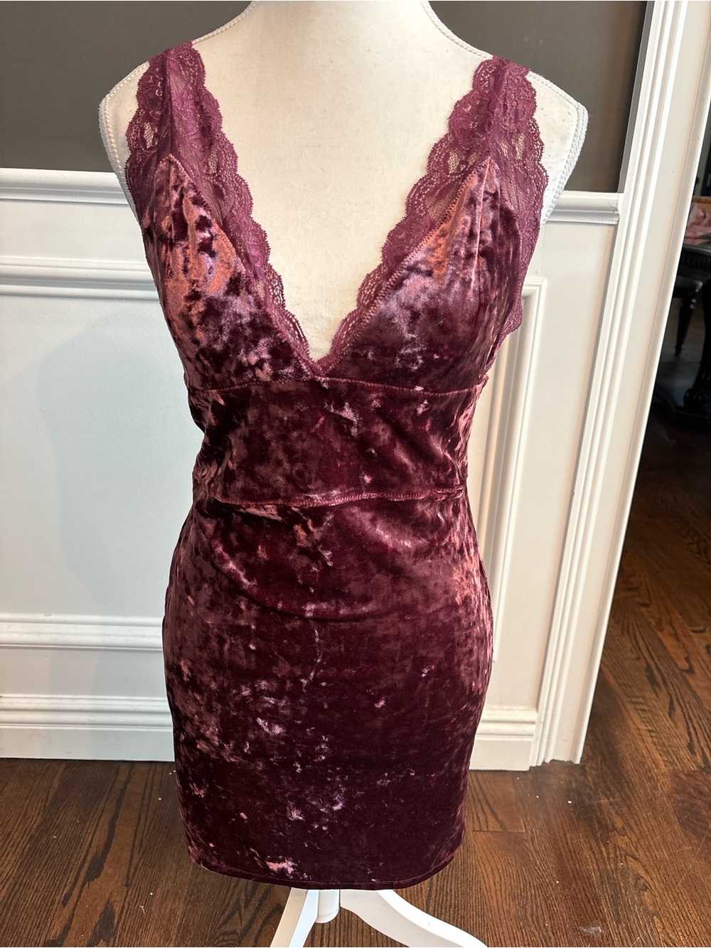 Lace-Trim Velvet Mini Dress in plum - Picture 4 of 9